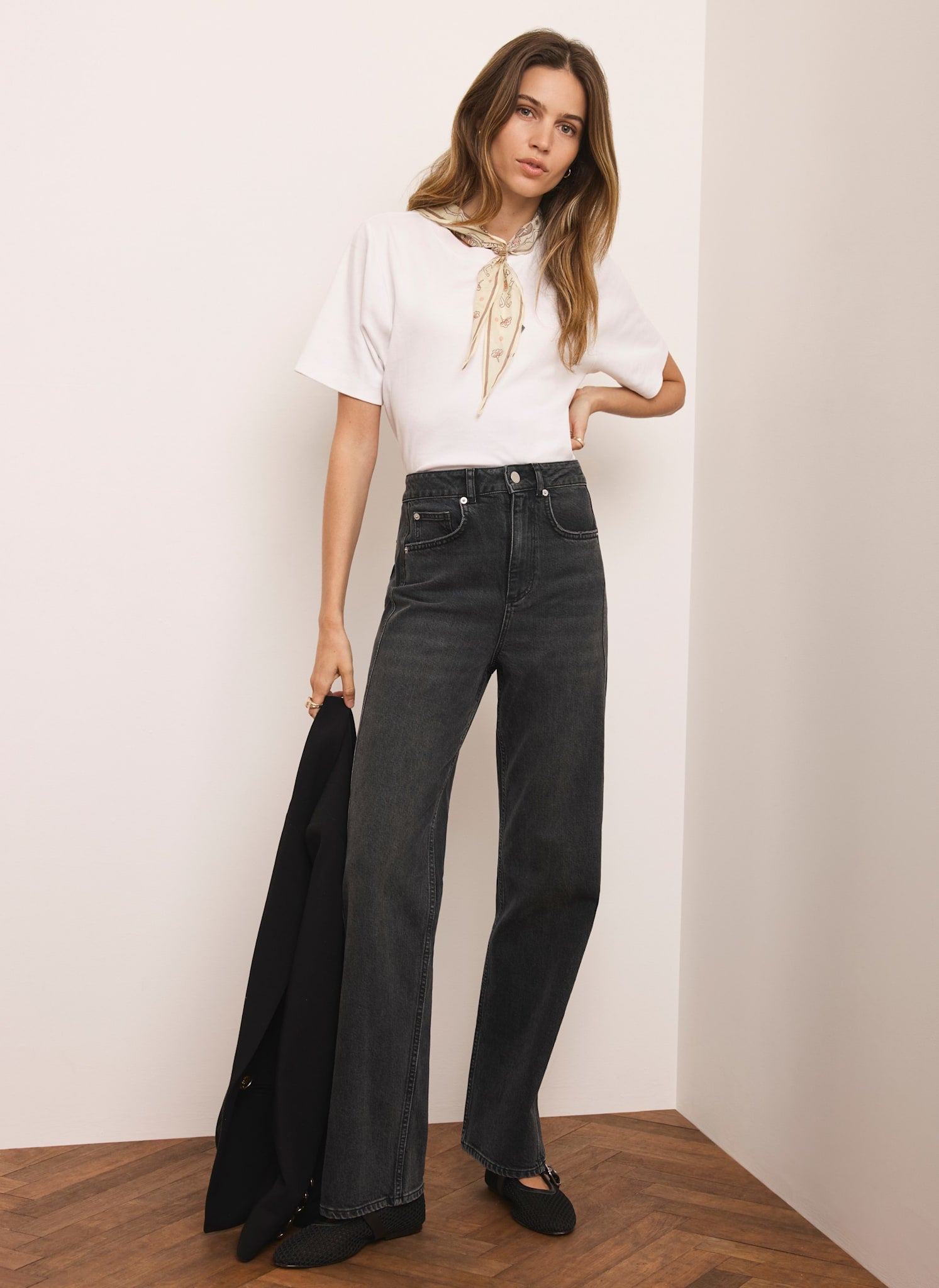 black-column-straight-