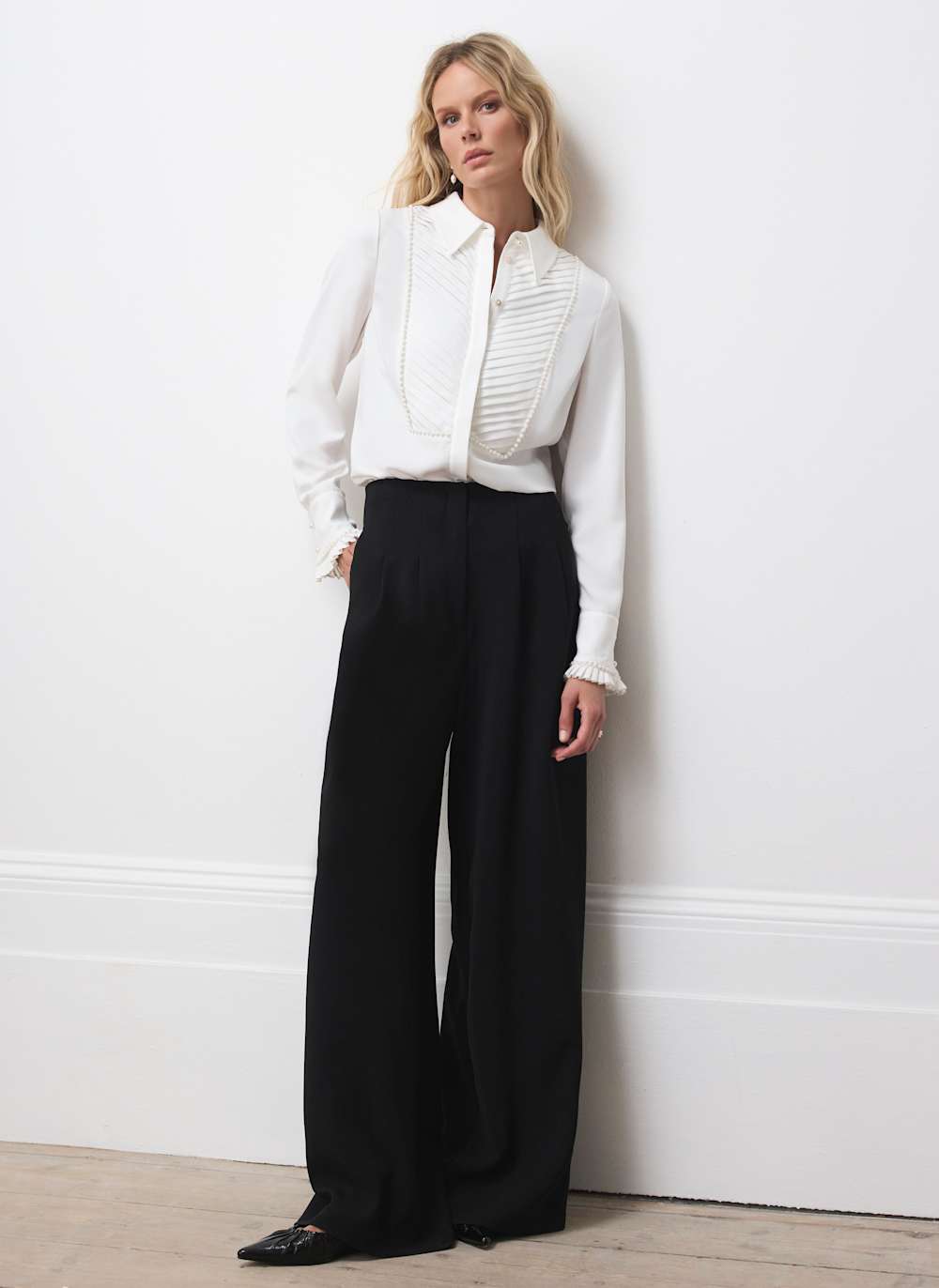 Black Wide Leg Darted Trousers – Mint Velvet