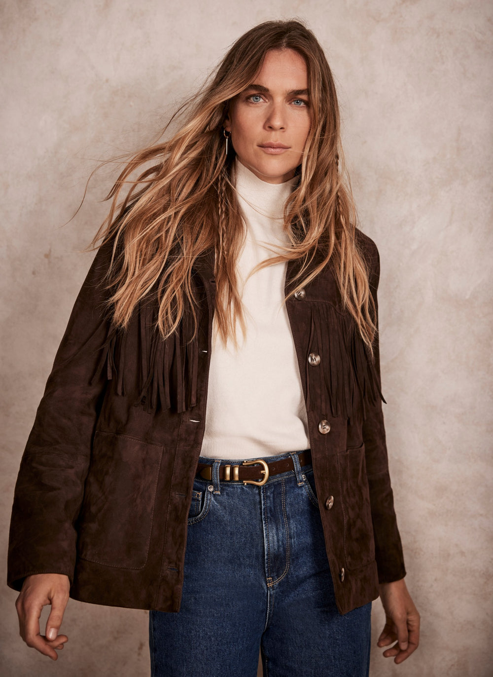 Brown suede jacket with a classic collar, long sleeves, fringed detailing, square pockets and a button fastening through the front.
The length from side neck point to front hem measures 68cm/27in. 