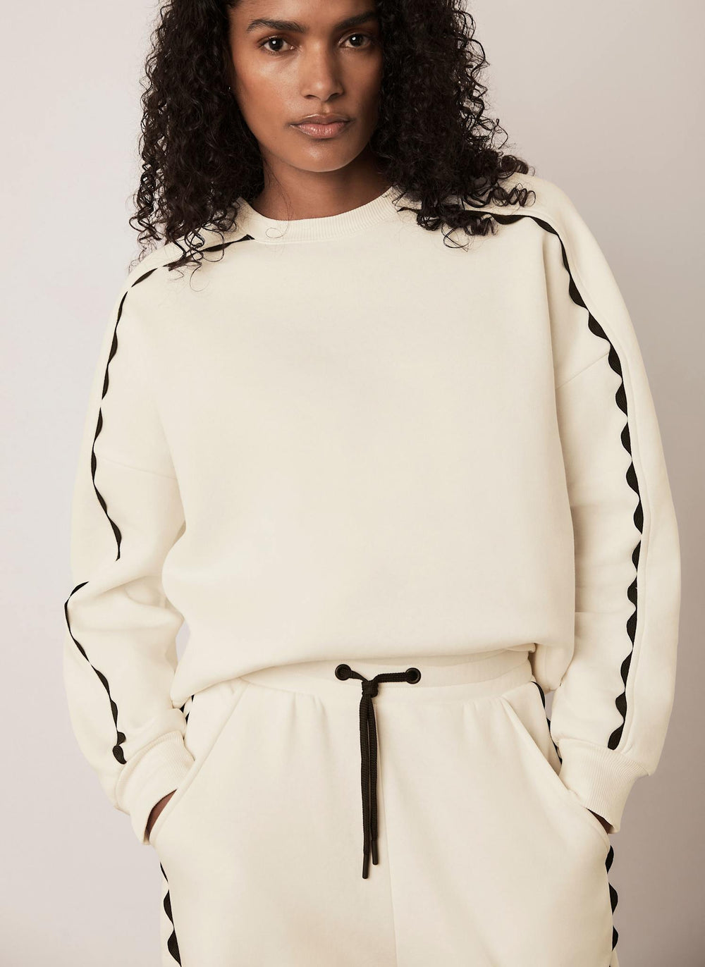Cream Contrast Scallop Trim Sweatshirt
