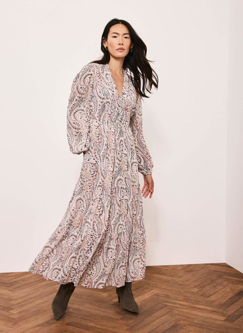 Mint Velvet Paisley Print Boho Maxi Dress | Size 04 | Blue | Long Sleeve | V Neck Mint Velvet Paisley Print Boho Maxi Dress | Size 04 | Blue | Long Sleeve | V Neck
